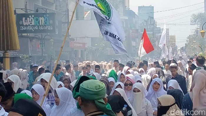 Kirab Hari Santri Nasional di Kota Tasikmalaya Kirab Hari Santri Nasional di Kota Tasikmalaya