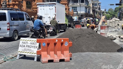 Kondisi lalu lintas di Jalan Gajah Mada, Denpasar, saat proyek penataan kawasan berlangsung, Kamis (22/10/2026).