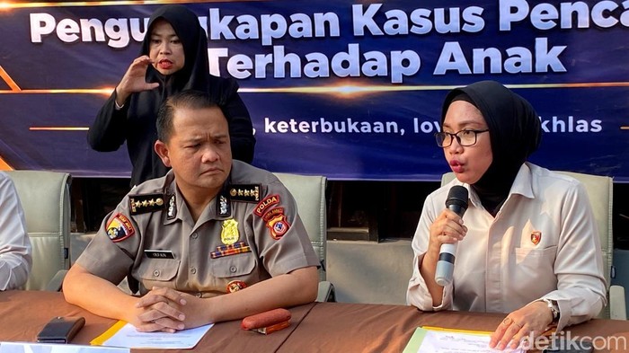 Konferensi pers kasus pencabulan oknum dokter d Bandung terhadap anaknya.
