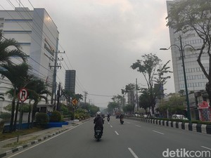 Kabut Asap di Balikpapan, Warga Keluhkan Dada Sesak-Bau Tak Sedap