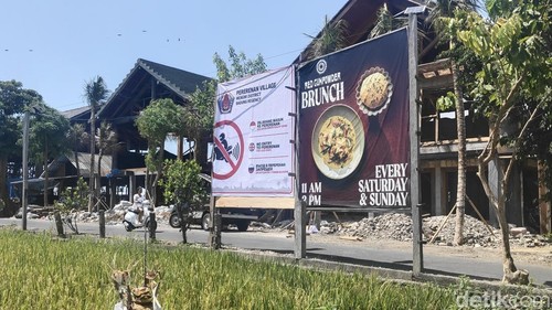 Spanduk larangan motor knalpot brong terpasang di shortcut Pererenan-Munggu, Desa Pererenan, Kecamatan Mengwi, Badung, Kamis (22/10/2026).