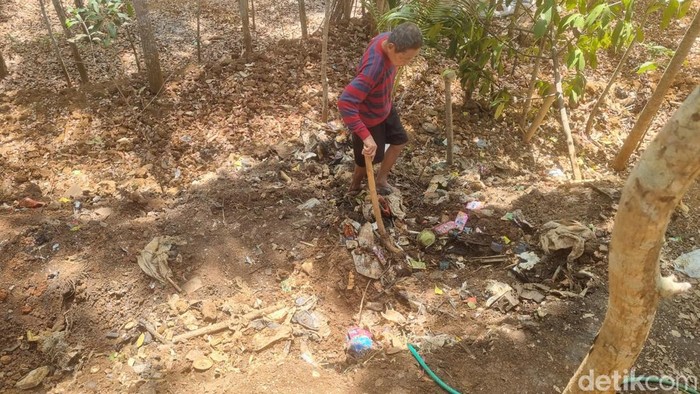 Lokasi tanah pekarangan yang muncul api di Muntuk RT 1, Muntuk, Dlingo, Bantul, Kamis (22/20/2026).