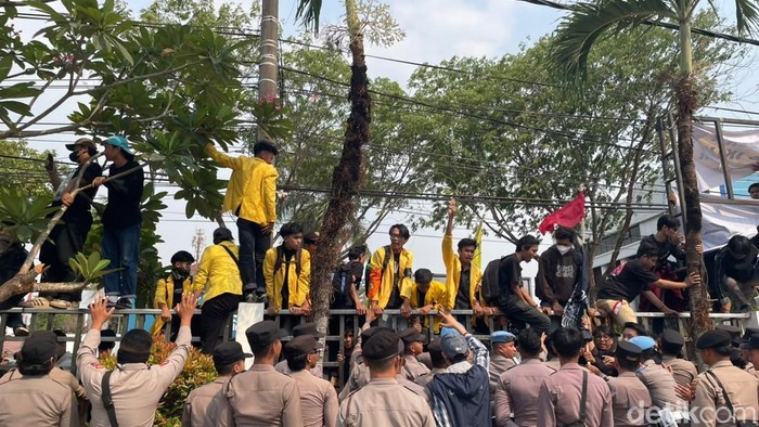 Mahasiswa ULM naik pagar dalam aksi demonstrasi di depan gedung DPRD Kalsel, Banjarmasin, Kamis (22/10/2027).