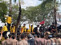 Aksi Dorong-dorongan di Depan DPRD Kalsel, Pagar Roboh
