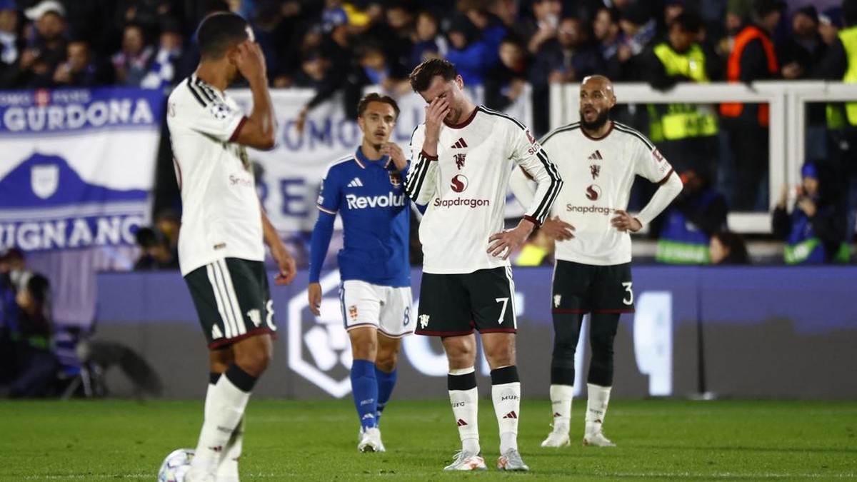 Momen kekecewaan pemain Manchester United saat digilas Como. (Foto: REUTERS/Alessandro Garofalo)