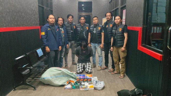 Mantan kurir ekspedisi di Pangkep usai mencuri paket barang.