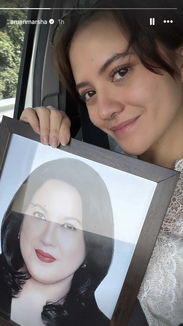 Marsha Aruan dekap foto mendingan sang bunda.