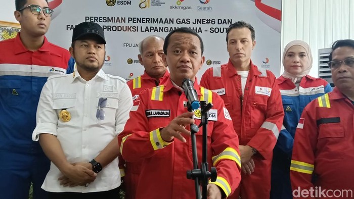 Menteri ESDM Bahlil Lahadalia saat jumpa pers usai meresmikan proyek Jangkrik North East (JNE) 6 dan fasilitas produksi Lapangan Maha South Hub.