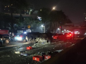 Detik-detik Mobilio Ngebut Hantam Pikap di Jaksel hingga Jatuh Korban Jiwa