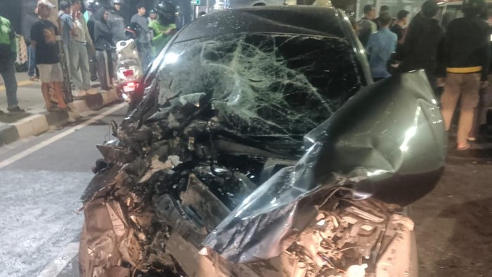 Mobil Honda Mobilio menabrak pikap di Jalan HR Rasuna Said, Jaksel mengakibatkan 1 orang tewas dan 5 lainnya terluka, Kamis (22/10/2026).