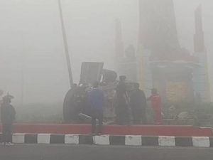 Mobil Terbalik di Bundaran Polres Kotim, Diduga karena Kabut Asap Makin Pekat