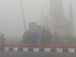 Mobil Terbalik di Bundaran Polres Kotim, Diduga karena Kabut Asap Makin Pekat