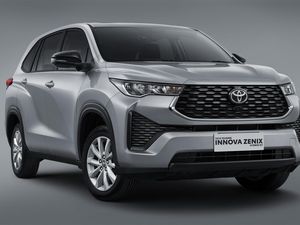 Daftar Harga Toyota Innova Zenix HEV Terbaru