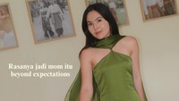 Olivia Jensen mengaku saat ini lagi belajar menjadi istri yang soft spoken setelah beberapa tahun mendominasi pasangan. Kapannya gue lupa, akhirnya gue sadar saja. Kayak ada area-area tertentu harusnya dia yang ambil keputusan. Antara saya lelah dan mikir dia saja yang memutuskan. Ya sudah aku yang legowo, ujarnya. (Foto: dok Instagram oliviajensen)