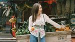 Momen Manis Olivia Jensen Masak dan Kulineran Bareng Keluarga