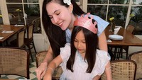 Begini kedekatan Olivia bersama putrinya, Aurora Jensen Purnama. Potretnya terlihat ketika merayakan ulang tahun dengan butter cream cake. Foto: Instagram/@oliviajensen