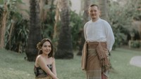 Aktris Olivia Jansen dan sang suami, Arief Purnama, sering menampilkan potret romantis di Instagram. Salah satunya foto mereka mengenakan pakaian adat Bali. Foto: Instagram/@oliviajensen