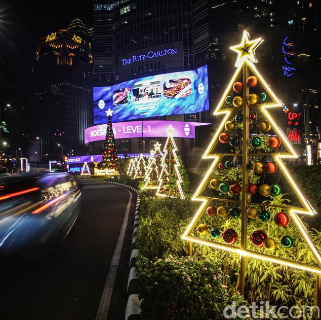 Ornamen Natal Mulai Hiasi Kawasan SCBD Jakarta
