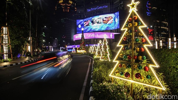 Ornamen Natal Mulai Hiasi Kawasan SCBD Jakarta