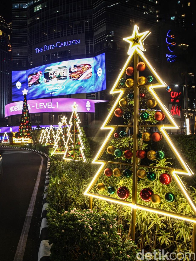 Ornamen Natal Mulai Hiasi Kawasan SCBD Jakarta