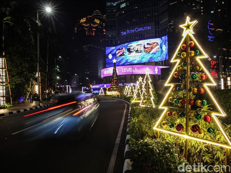 Ornamen Natal Mulai Hiasi Kawasan SCBD Jakarta