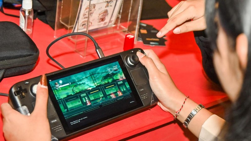 Pengunjung mencoba bermain gim saat pameran industri gim bertajuk Indonesia Game Developer Exchange (IGDX) 2026 di Denpasar, Bali, Kamis (22/10/2026). Kegiatan tersebut diselenggarakan Kementerian Komunikasi dan Digital bekerja sama dengan Asosiasi Game Indonesia (AGI) untuk meningkatkan kemampuan dan kualitas pengembang gim Indonesia. ANTARA FOTO/Fikri Yusuf/agr