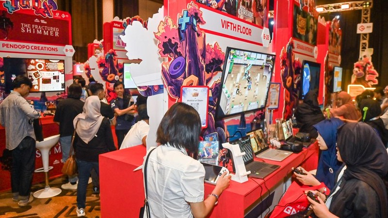 Pengunjung mencoba bermain gim saat pameran industri gim bertajuk Indonesia Game Developer Exchange (IGDX) 2026 di Denpasar, Bali, Kamis (22/10/2026). Kegiatan tersebut diselenggarakan Kementerian Komunikasi dan Digital bekerja sama dengan Asosiasi Game Indonesia (AGI) untuk meningkatkan kemampuan dan kualitas pengembang gim Indonesia. ANTARA FOTO/Fikri Yusuf/agr