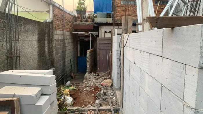 Pasutri lansia di Jaktim terkurung karena akses rumahnya ditembok tetangga. Pemkot Jaktim mendorong pihak terkait mencari solusi bersama. (ANTARA/Siti N)