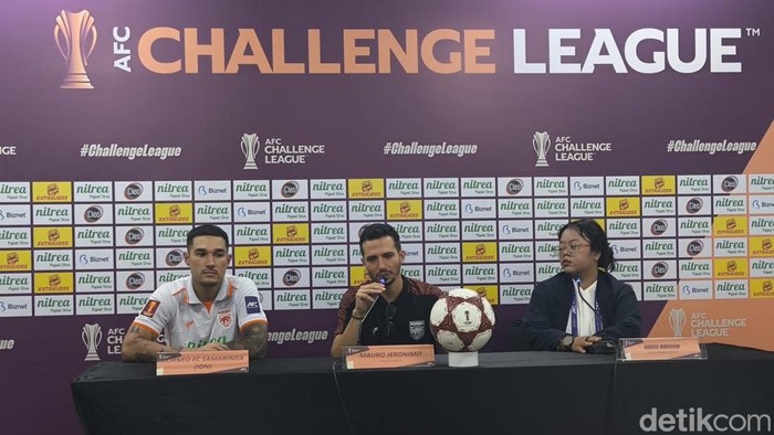 Pelatih Pesut Etam, Mauro Jernimo bersama Juan Villa. (Muhammad Budi Kurniawan/detikKalimantan)