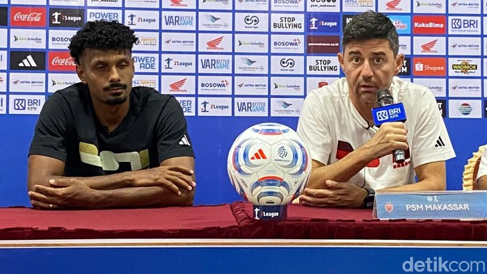 Pelatih PSM Makassar, Darije Kalezic pada sesi konferensi pers jelang melawan Persebaya Surabaya.