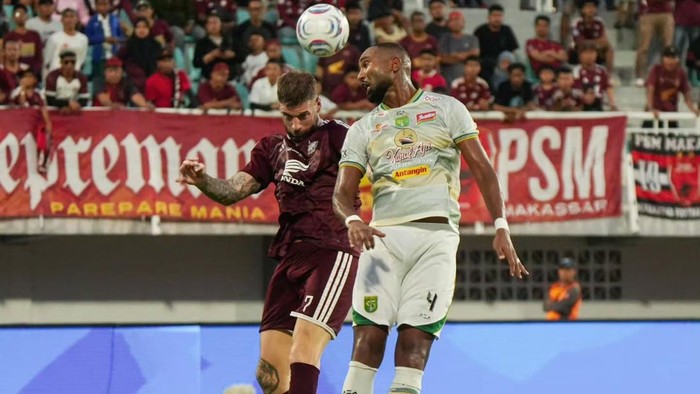 Pemain Persebaya Surabaya, Yuran Fernandes mencetak gol bunuh diri membawa PSM Makassar unggul 1-0.