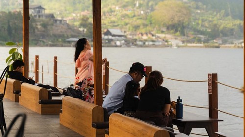Pemandangan Danau Beratan, Tabanan, ketika menikmati kopi di Imadji Coffee Highland. (Instagram @imadjicoffee)