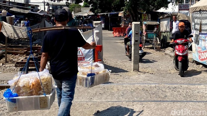 Pembangunan JPO Ciroyom Bandung.