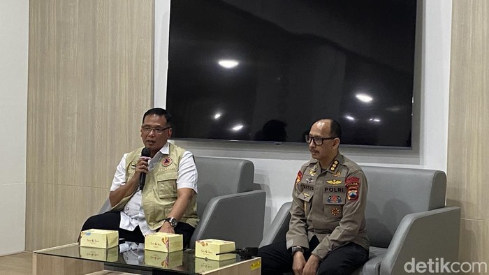Kalakhar BPBD Jateng Bergas Catursasi Penanggungan (kiri) dan Karo Ops Polda Jateng Kombes Basya Radyananda di Kantor Pemprov Jateng, Kamis (22/10/2026).