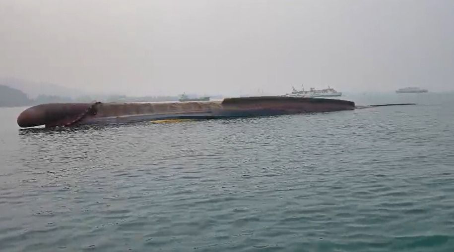 Penampakan KMP Batumandi yang tenggelam di jalur penyeberangan Pelabuhan Merak, Kamis (22/10/2026). Penampakan KMP Batumandi yang tenggelam di jalur penyeberangan Pelabuhan Merak, Kamis (22/10/2026). (Dok. Ditjen Hubla Kemenhub)