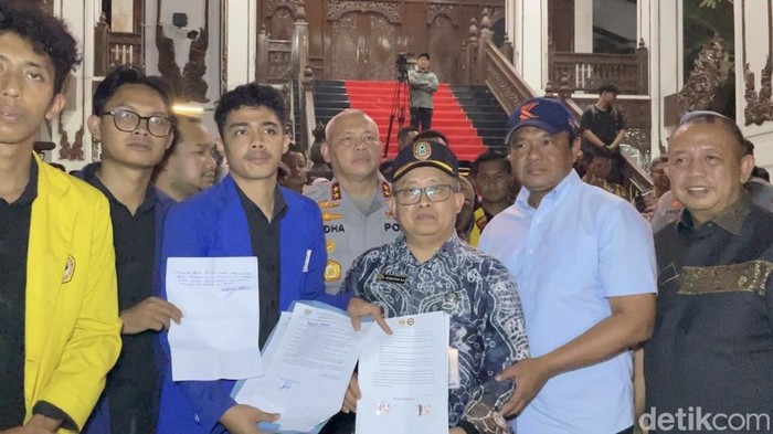 Penandatanganan kesepakatan antara massa aksi dengan perwakilan pejabat yang hadir di DPRD Kalsel.
