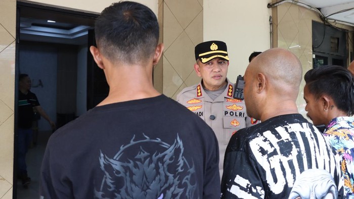 Penangkapan lima terduga debt collector di Jakbar (dok. Istimewa)