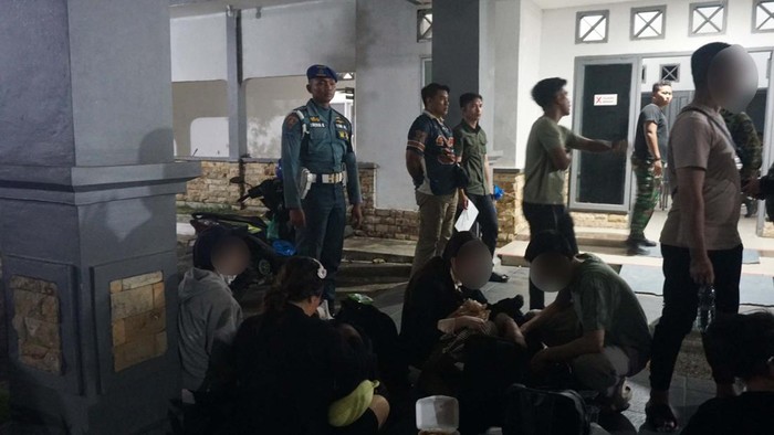 Petugas TNI AL bersama Satgas POA BAIS TNI mengamankan 12 WNA asal Vietnam yang diduga hendak berangkat ke Malaysia melalui jalur ilegal di Pulau Lumba, Belakang Padang, Batam, Selasa (20/10).
