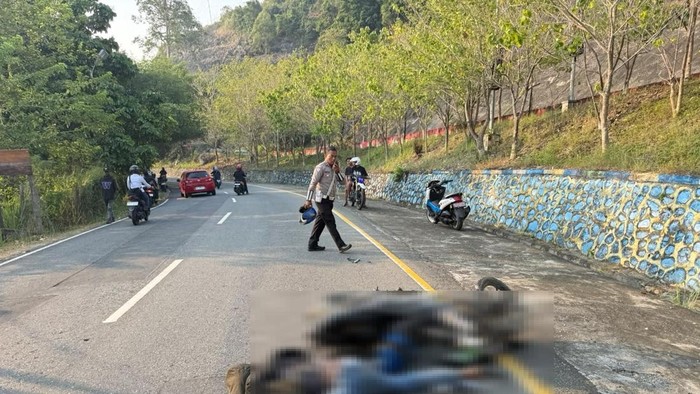 Pengendara motor LP menabrak mobil terparkir di Jayapura. Polisi selidiki kecelakaan dan senjata api yang ditemukan di lokasi.