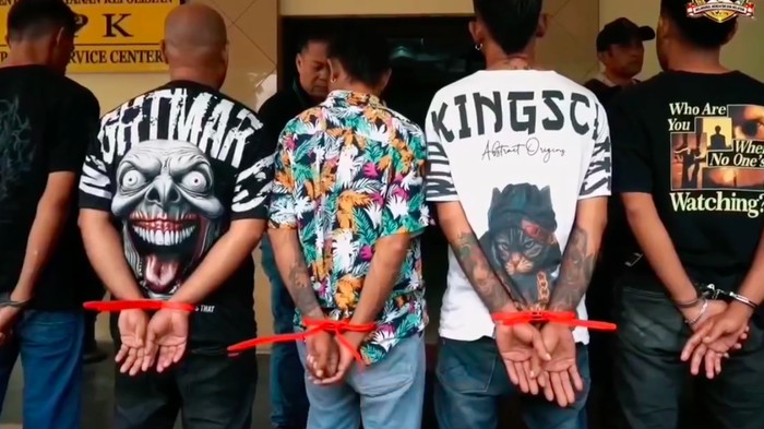 Pengendara motor mengaku diintimidasi di Kalideres, Jakbar. Polisi menangkap 5 penagih utang (debt collector/DC) usai korban lapor ke Call Center Polri 110. (dok Polres Jakbar)