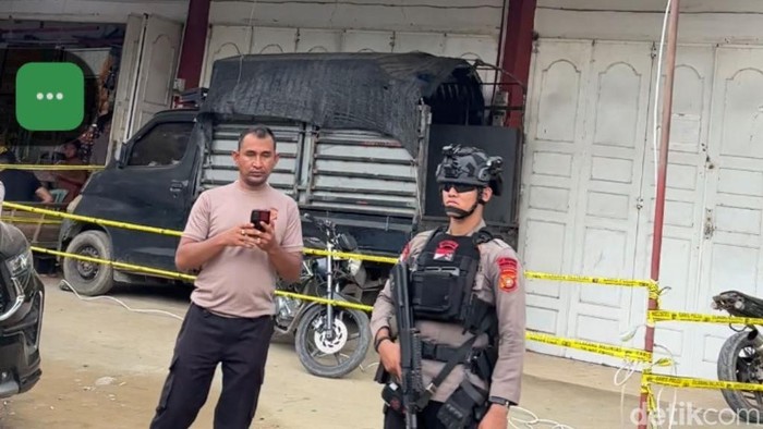 Polisi berjaga-jaga di sekitar toko yang diduga pabrik sabu di Aceh