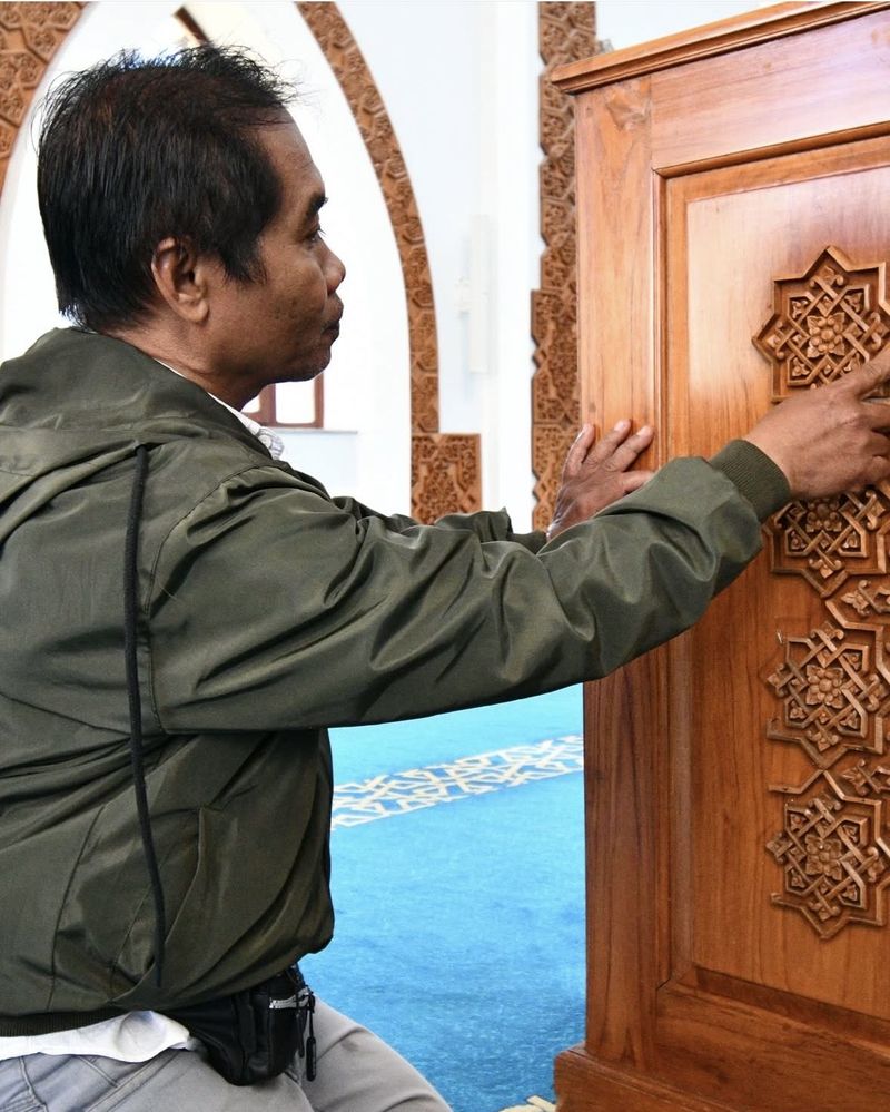 Pengukir asal Jepara restorasi ornamen kayu di Masjid Istiklal Sarajevo ScreenshotPengukir asal Jepara restorasi ornamen kayu di Masjid Istiklal Sarajevo