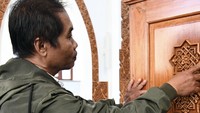 Sutrisno menilai pekerjaan restorasi ini menjadi kesempatan bagi pengukir Jepara untuk kembali mengerjakan ukiran di luar negeri. Ia dan tim ingin menjaga bentuk ukiran yang sudah ada, sekaligus menyesuaikan pengerjaan dengan kondisi bagian yang mengalami kerusakan. Foto: tangkapan layar Instagram @indonesiainsarajevo