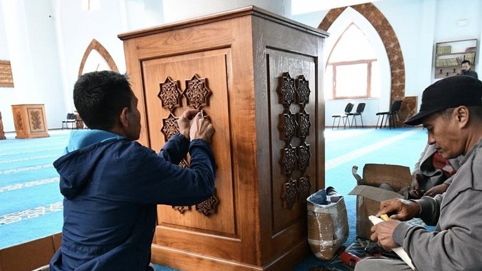 ScreenshotPengukir asal Jepara restorasi ornamen kayu di Masjid Istiklal Sarajevo