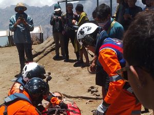 Turis Belanda Cedera Saat Mendaki Rinjani, Dievakuasi Pakai Helikopter