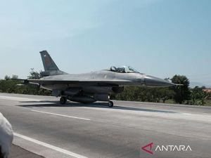 Momen Pesawat Super Tucano dan 2 Jet Tempur F-16 Mendarat di Tol Paspro