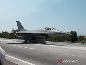 Momen Pesawat Super Tucano dan 2 Jet Tempur F-16 Mendarat di Tol Paspro