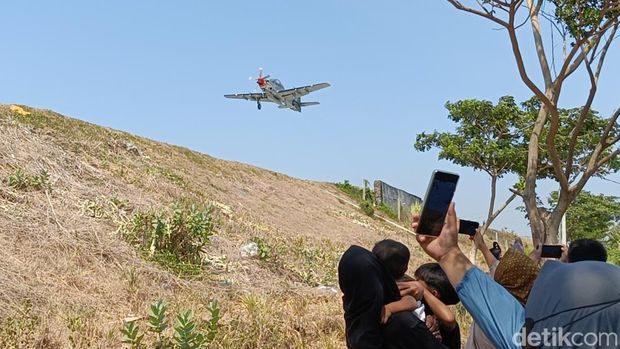 Pesawat tempur mendarat di Tol Paspro