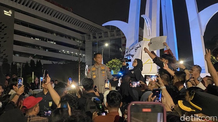 Kapolda Jateng, Irjen Roy Hardi Siahaan, menemui massa mahasiswa di di Jalan Pahlawan, depan Gedung Gubernuran Jateng, Kecamatan Semarang Selatan, Kota Semarang, Kamis (22/10/2026).
