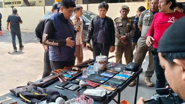 Polisi amankan 27 orang dalam penggerebekan narkoba di Kampung Dangko, Makassar. Polisi amankan 27 orang dalam penggerebekan narkoba di Kampung Dangko, Makassar. Barang bukti termasuk sabu, senjata tajam, dan CCTV.